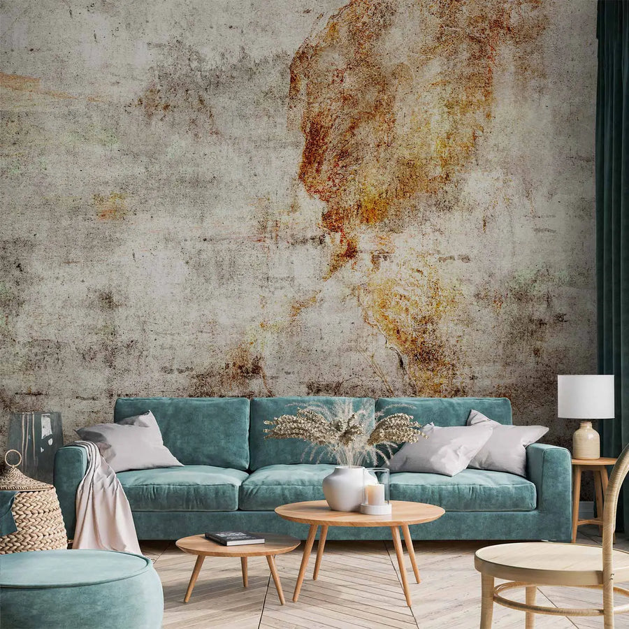 Teollisen tyylin valokuvatapetti, jossa on vanhentuneen betonin tekstuuri, jota täydentävät ilmeikkäät ruosteiset täplät, tummat naarmut ja hieman vihertävät sammalakcentit.