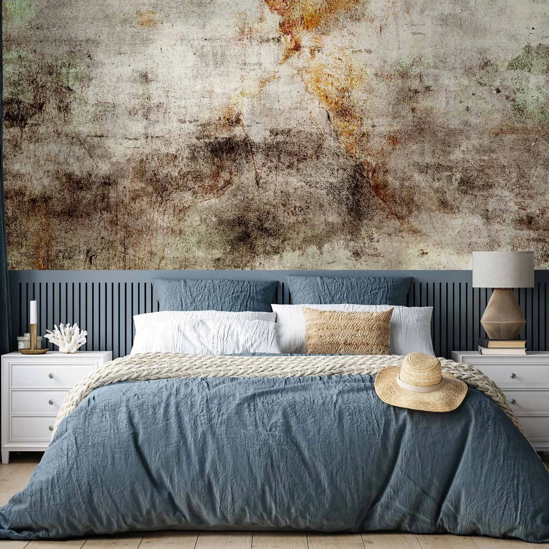 Фотообои в индустриальном стиле с текстурой состаренного бетона в спальне