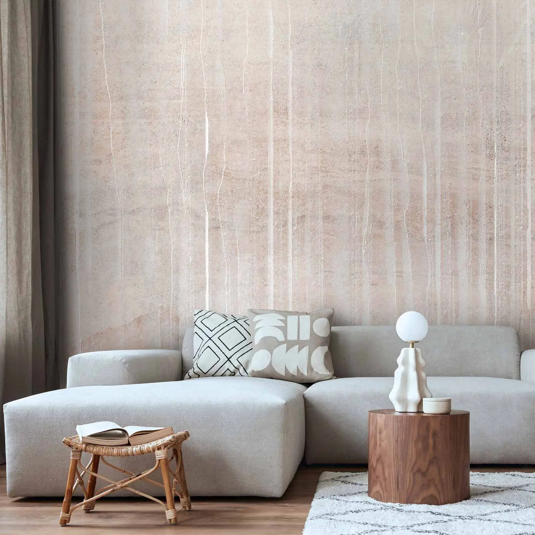 Fototapete ar gaiši pelēku un bēšu betona tekstūru, ko papildina vertikāli, balti krāsas notecējumi vai lāses, radot māksliniecisku industriālā stila sienas dekoru.
