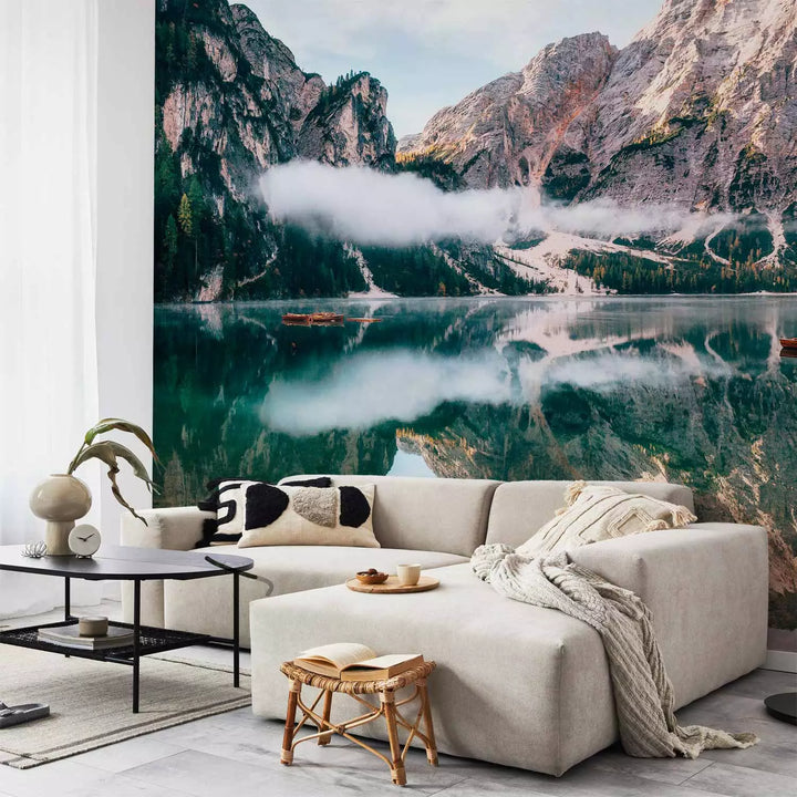 Fototapetes - Ainava ar koka māju un laivām uz kalnu fona G-ART