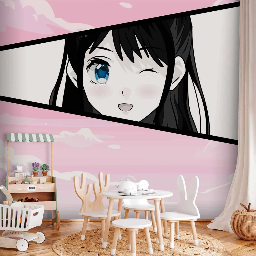 Valokuvatapetti anime-tyttöhahmolla vaaleanpunaisissa sävyissä lasten leikkihuoneessa pienen teepöydän, lastentuolien, leikkivaunujen ja korimaton takana