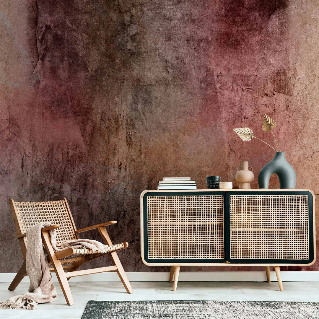 Mākslinieciska fototapete ar dekoratīvā apmetuma efektu sārtos, bordo un brūnos toņos - viesistabas interjerā