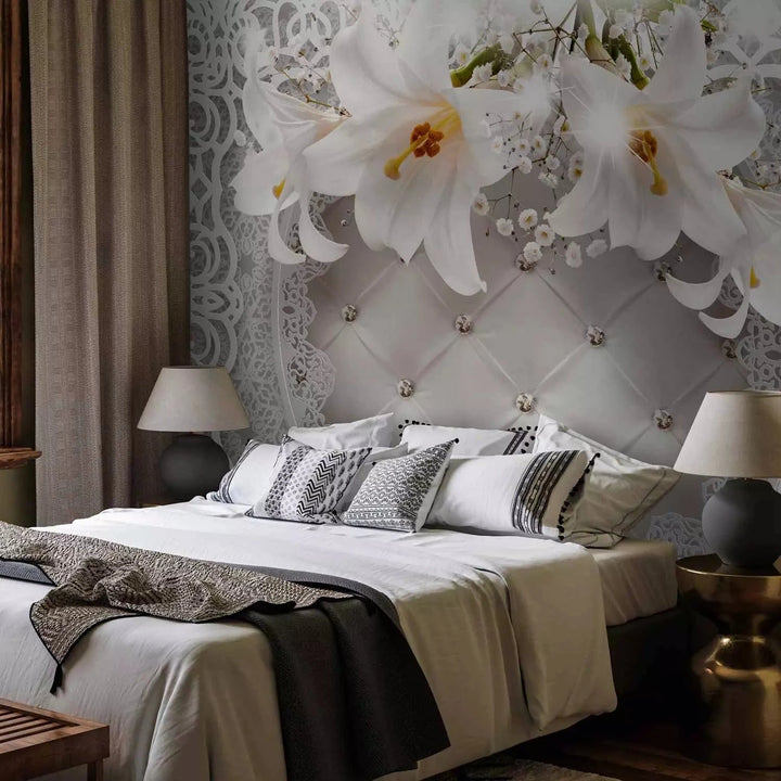 Fototapetes ar baltām lilijām uz eleganta fona - gaiši pelēkā krāsā G-ART
