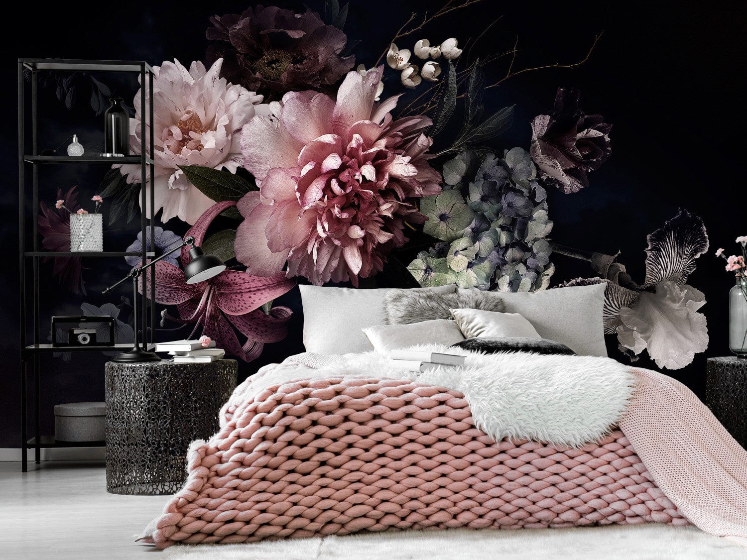 Fototapetes guļamistabai ar burvīgu pušķi uz melna fona - 136188 G-ART