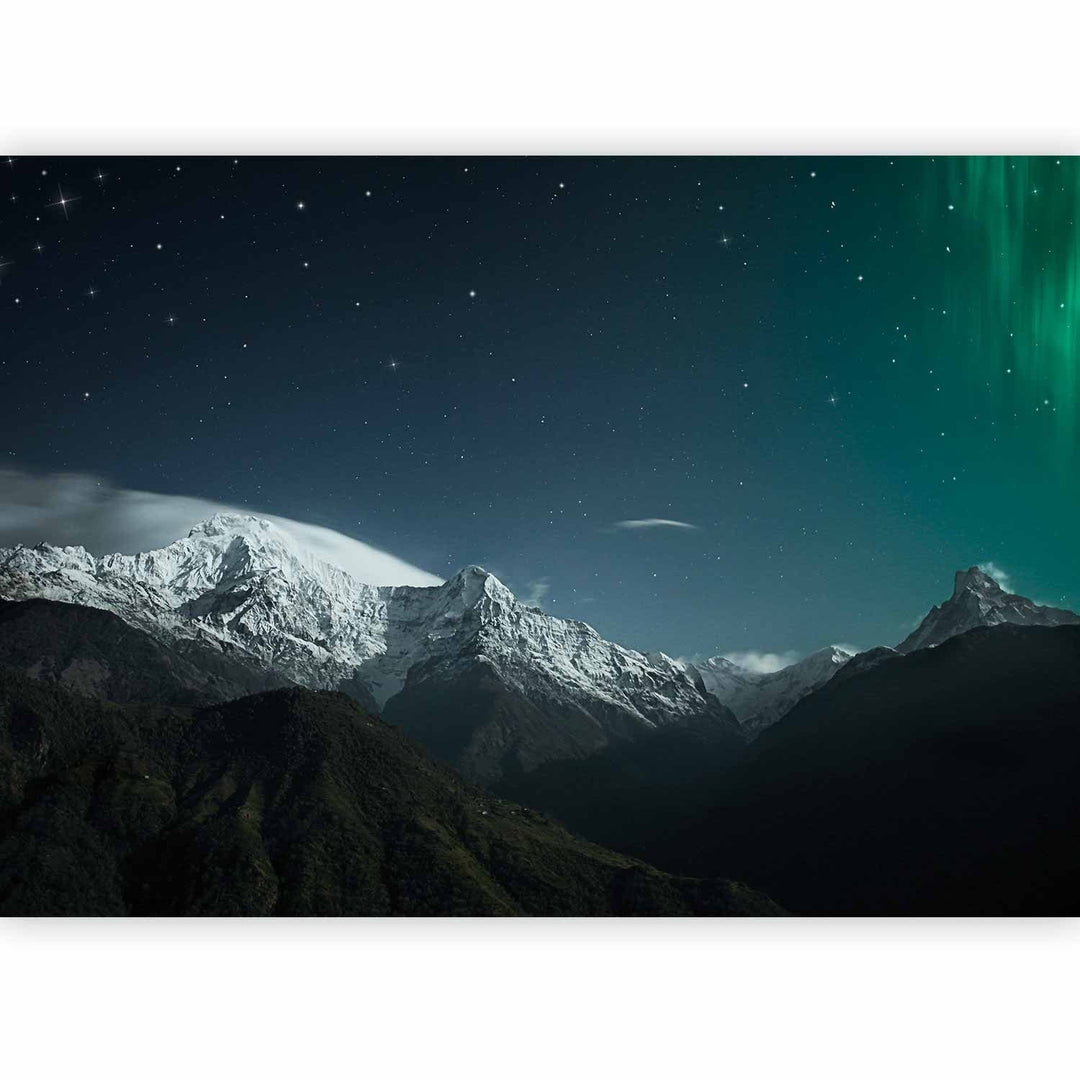 Fototapetes - Sniegota kalnu ainava ziemas naktī ar kosmosu fonā, 59850 G-ART