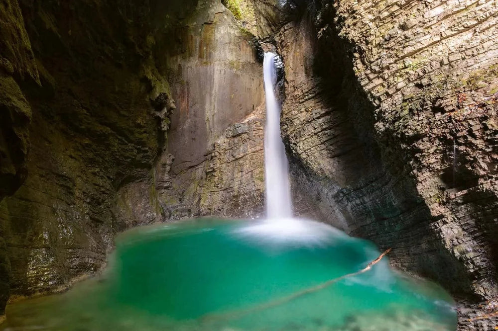 Fototapetes ar ūdenskritumu - Kozjak ūdenskritums, tirkīza, brūna D-ART