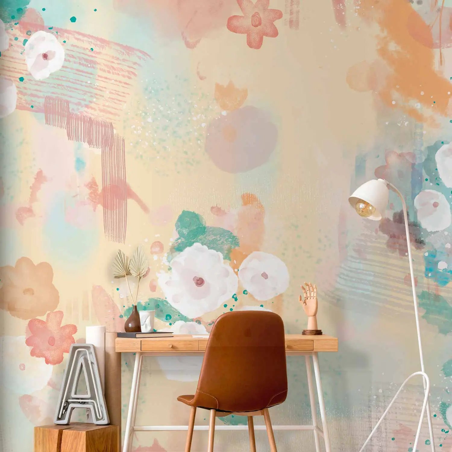 Abstrakti valokuvatapetti, jossa on akvarellitekniikalla maalattuja kukkia valkoisella ja persikanvärisellä pohjalla vaaleankeltaisella taustalla, jossa on mintunvihreitä ja sinisiä väripaloja.