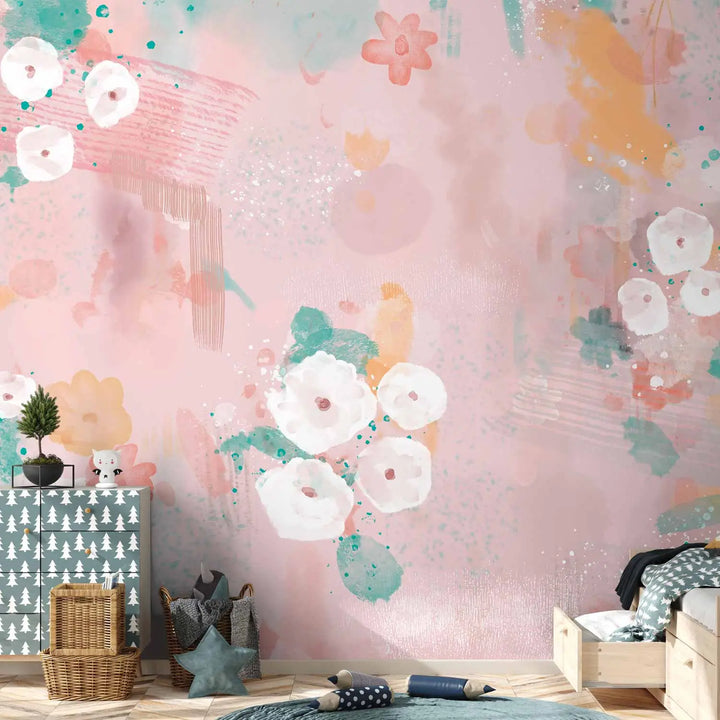 Abstrakčios gėlių fototapetai su švelniai rožiniais akvareliniais ir persikų spalvos gėlių motyvais – vaiko kambaryje