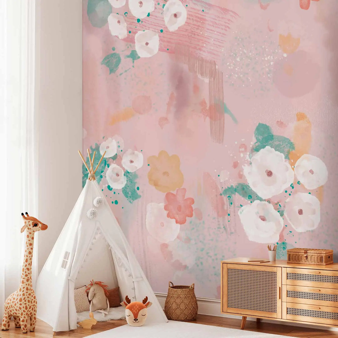 Abstrakčios gėlių fototapetai su švelniai rožiniais akvareliniais ir persikų spalvos gėlių motyvais – kambario interjere
