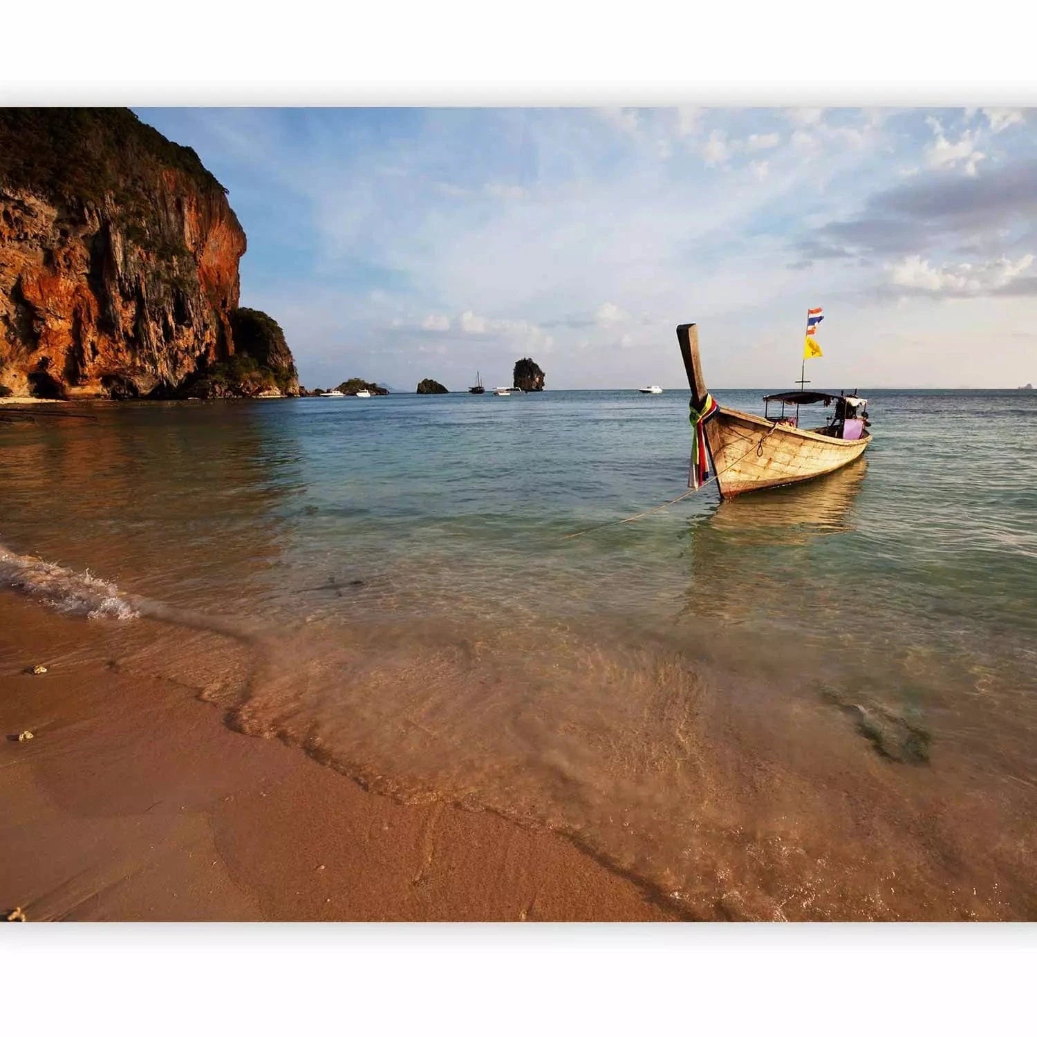 Fototapetes - Jūras ainava ar vientuļu laivu netālu no klintīm G-ART