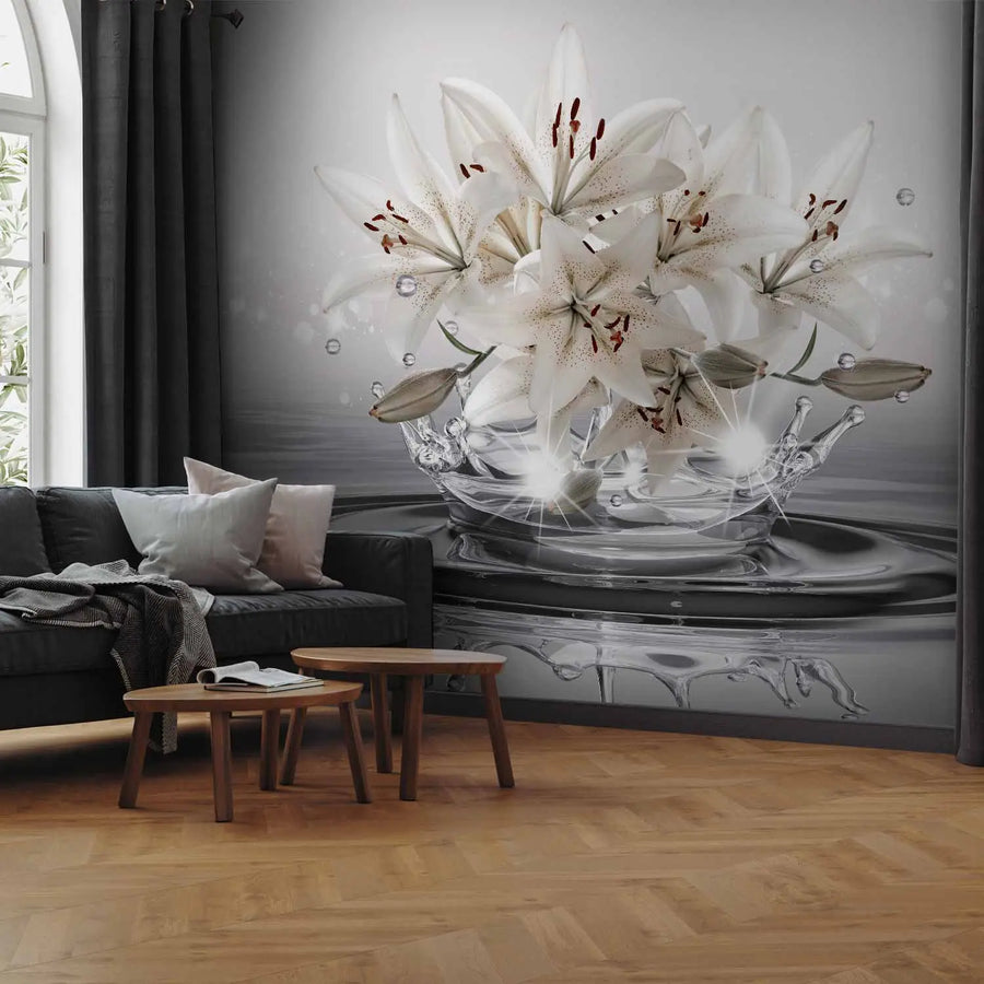 Fototapetes - krēmkrāsas lilijas uz dekoratīva pelēka ūdens fona G-ART