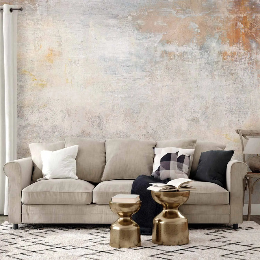 Abstrakti valokuvatapetti, jossa on kankaankudoksen tai kuluneen rappauksen vaikutelma vaaleanharmaissa, valkoisissa ja lämpimissä ruskeissa sävyissä, taiteellisilla siveltimenvedoilla ja teksturoidulla pinnalla.