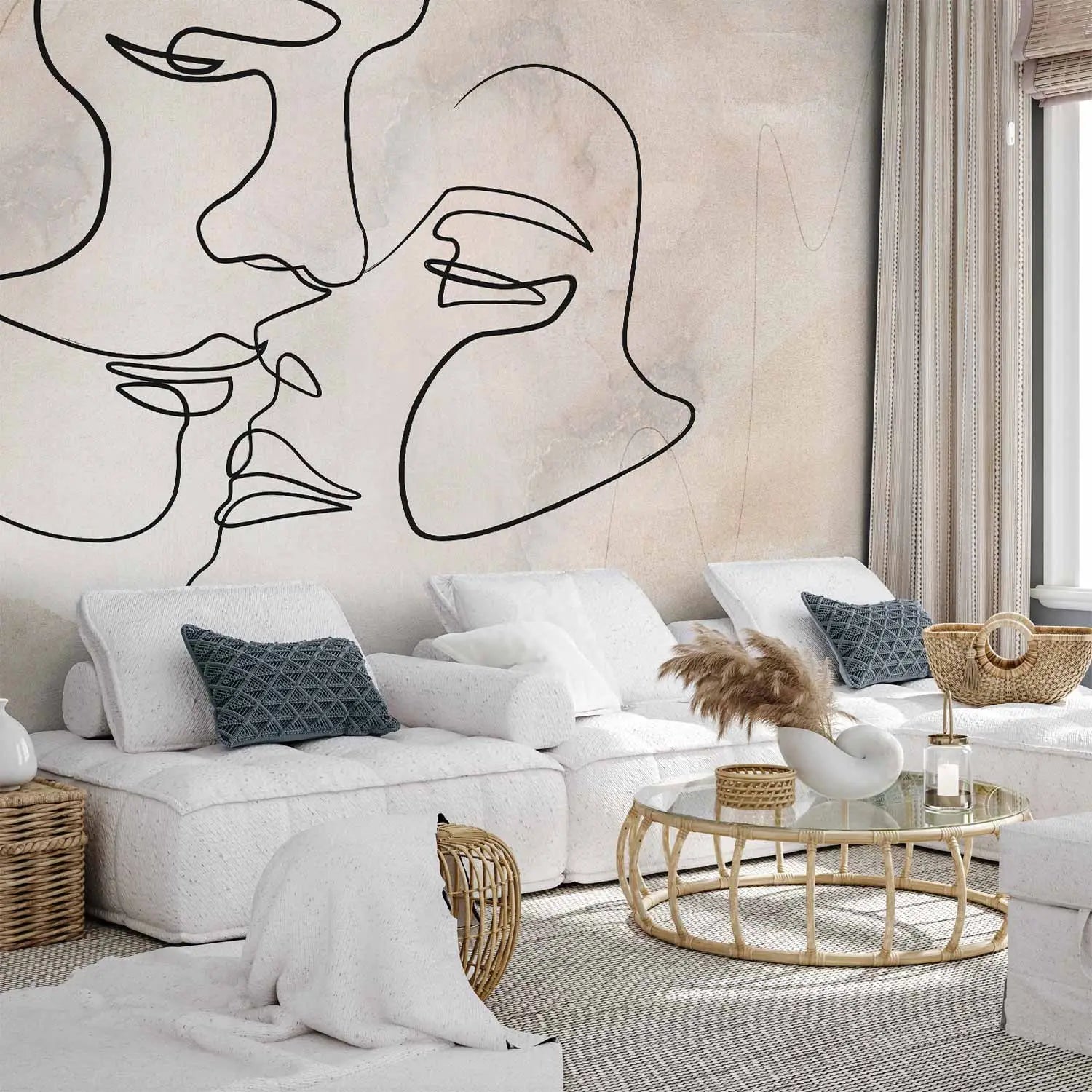 Minimālistiska fototapete ar divu seju siluetiem melnā līniju mākslas stilā uz bēša un gaiši brūna teksturēta akvareļa fona.
