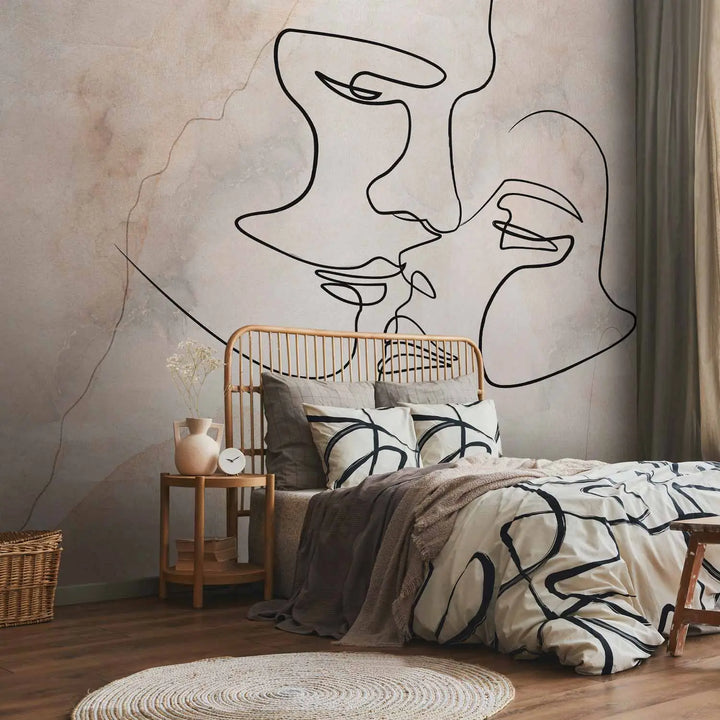 Минималистичные фотообои с силуэтами двух лиц в стиле черно-белого линейного искусства на бежевом фоне — для спальни