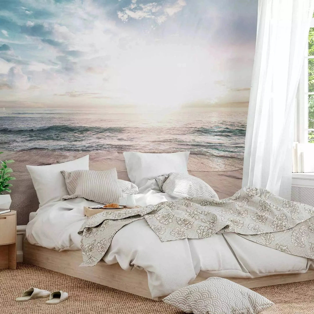Fototapetes - Rīta pludmale – ainava ar mierīgu jūru, mākoņiem un sauli G-ART