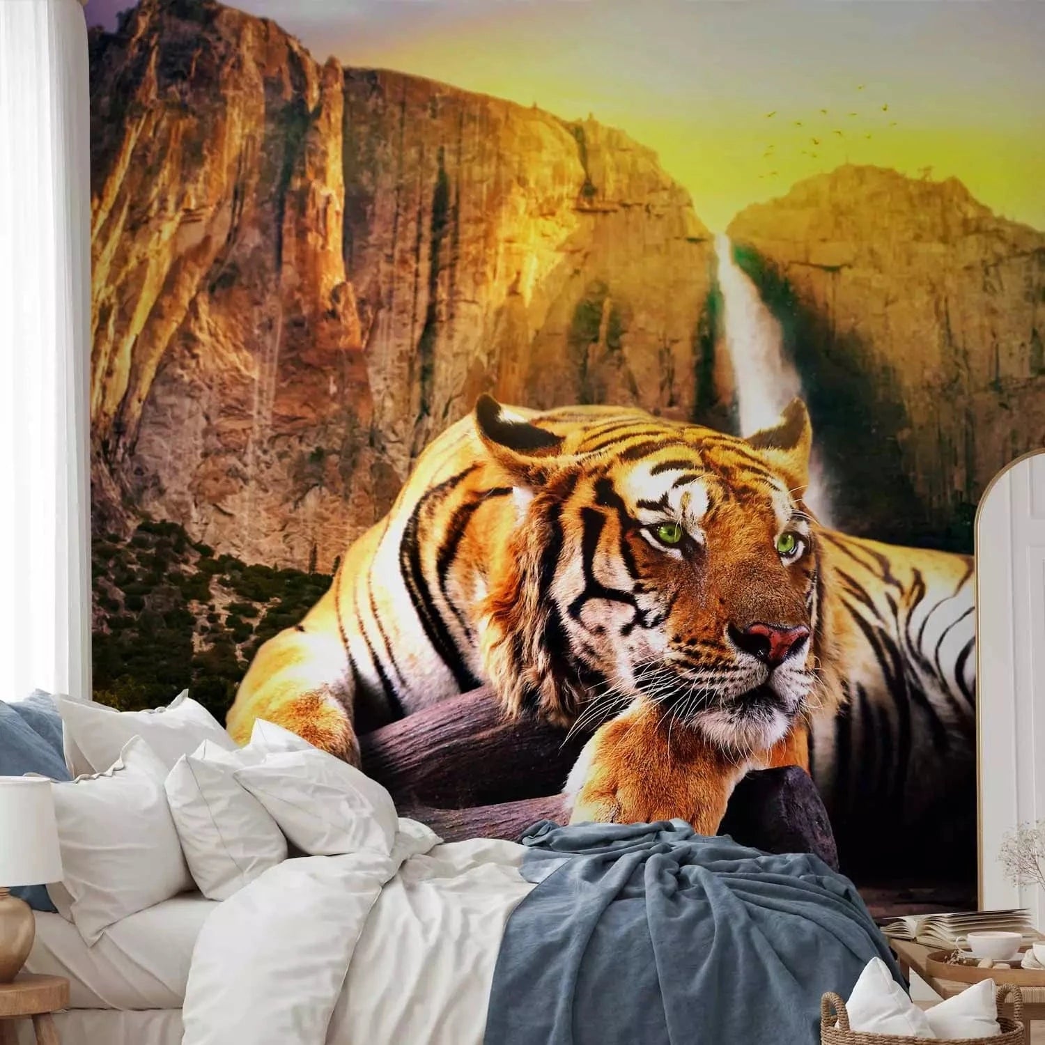 Fototapetes - skaists tīģeris guļ uz klintīm pie ūdenskrituma G-ART