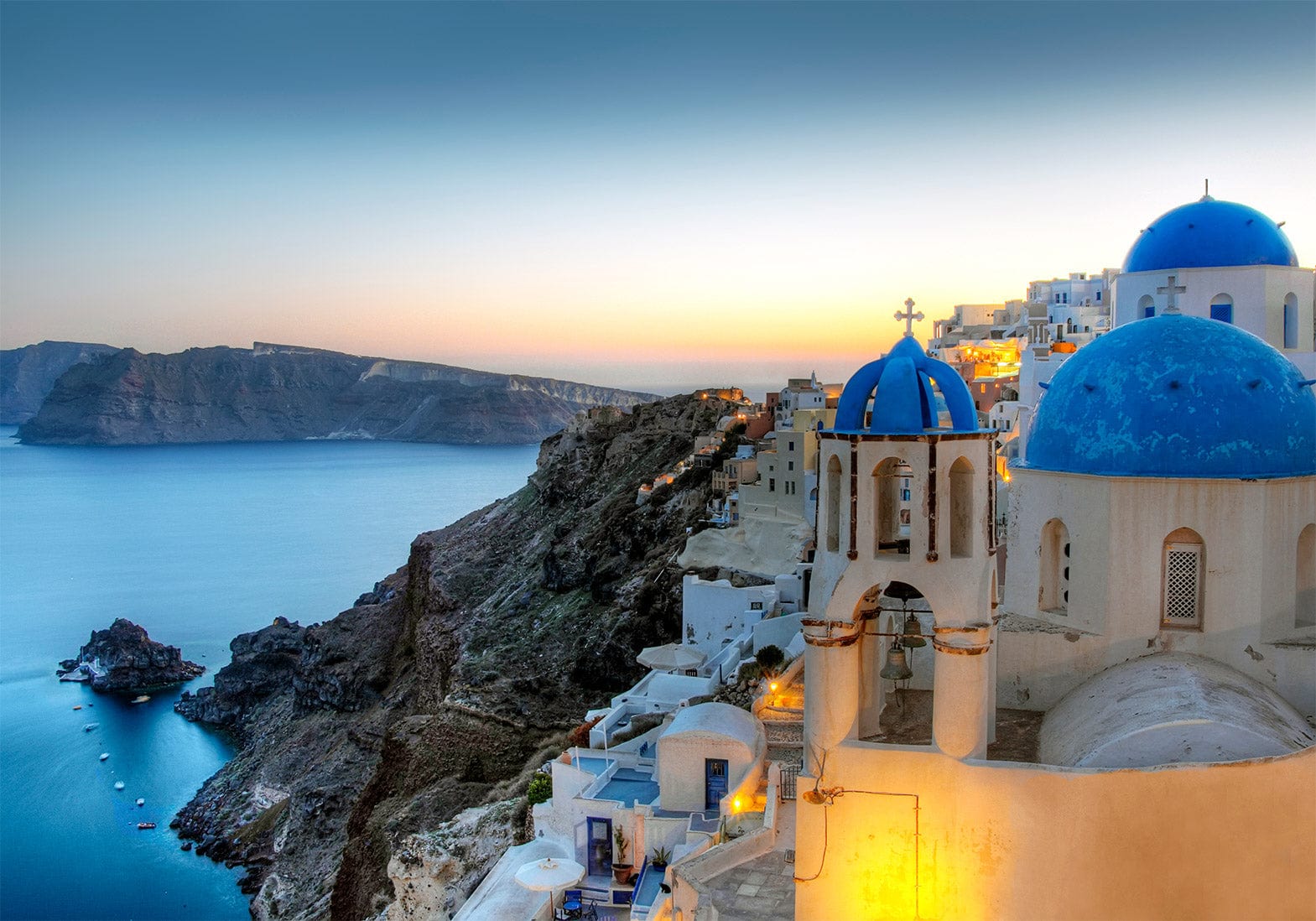 Fototapetes - Thira saulrietā – grieķu jūras ainava ar arhitektūru G-ART