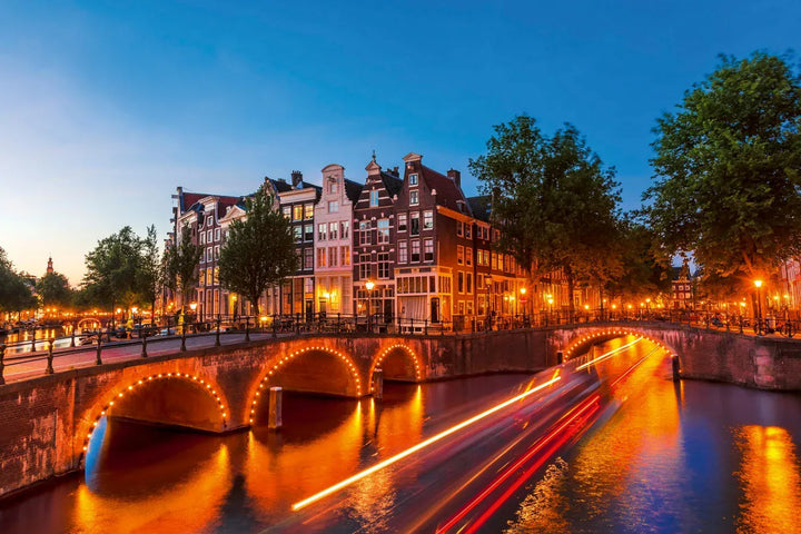 Flizelīna fototapete "Vakara Amsterdama: Izgaismotie tilti D-ART