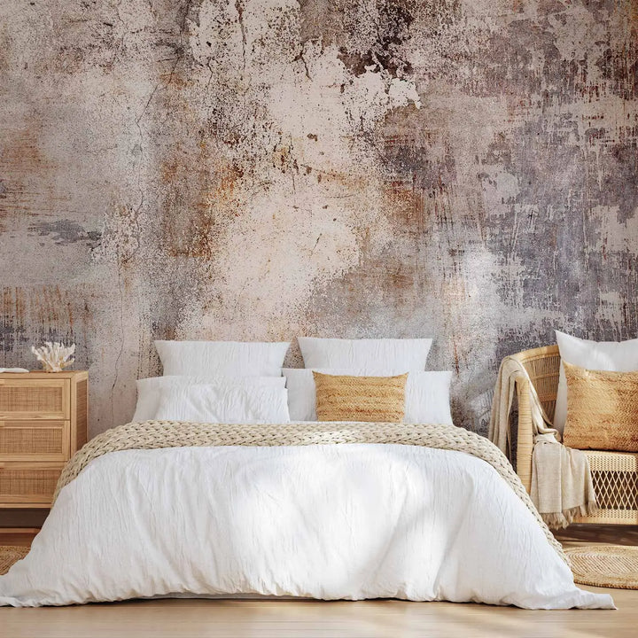 Фотообои в индустриальном стиле, имитирующие старую, изношенную стену с открытым серым бетоном, светлой облупившейся краской и выраженными ржаво-коричневыми текстурными эффектами и царапинами.