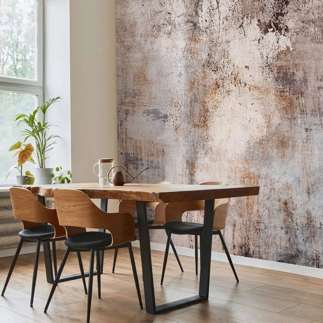 Фотообои в индустриальном стиле, имитирующие старую, изношенную стену с открытым серым бетоном — в интерьере гостиной со столом