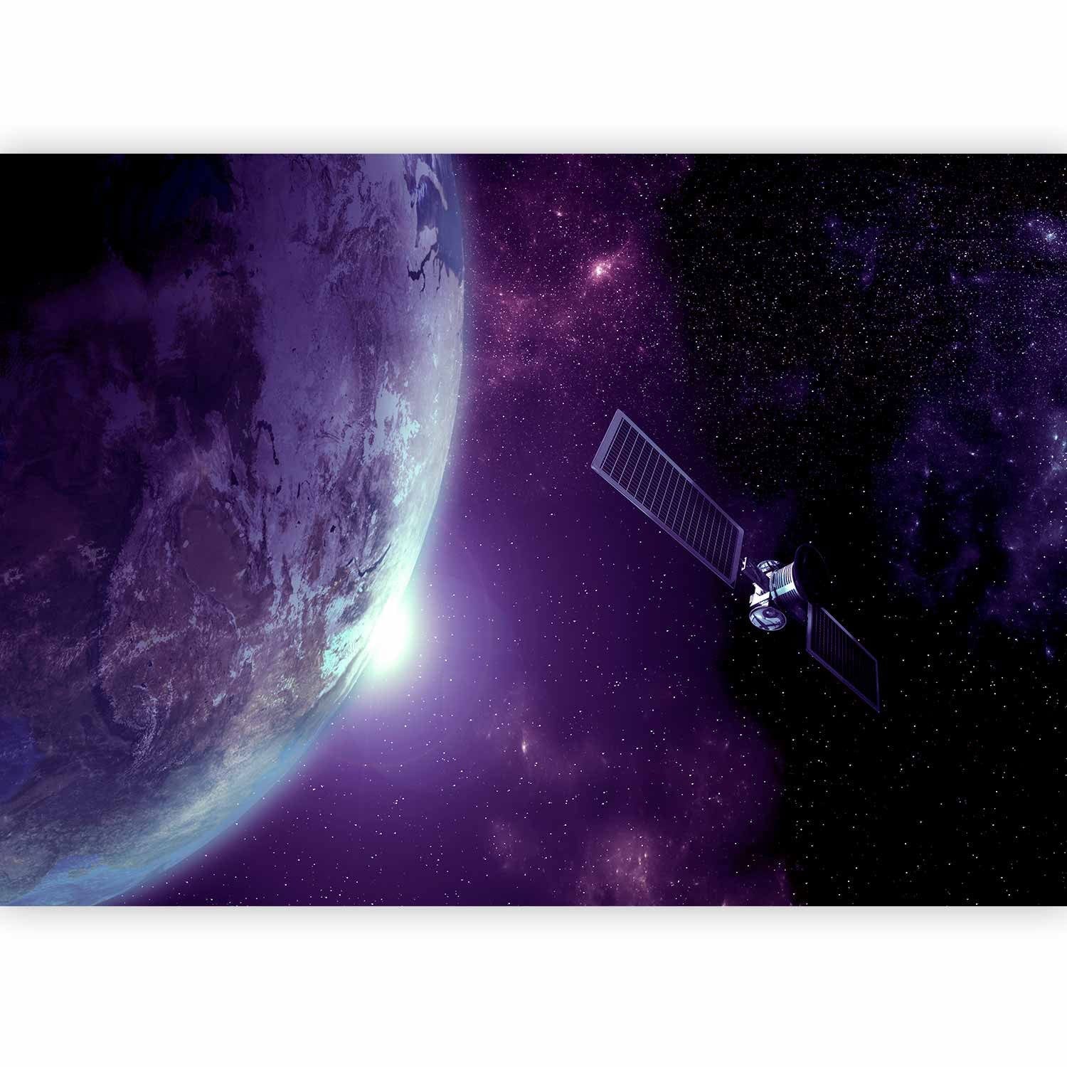 Violets Visums - kosmiska ainava ar zvaigznēm, Zemi un satelītu G-ART