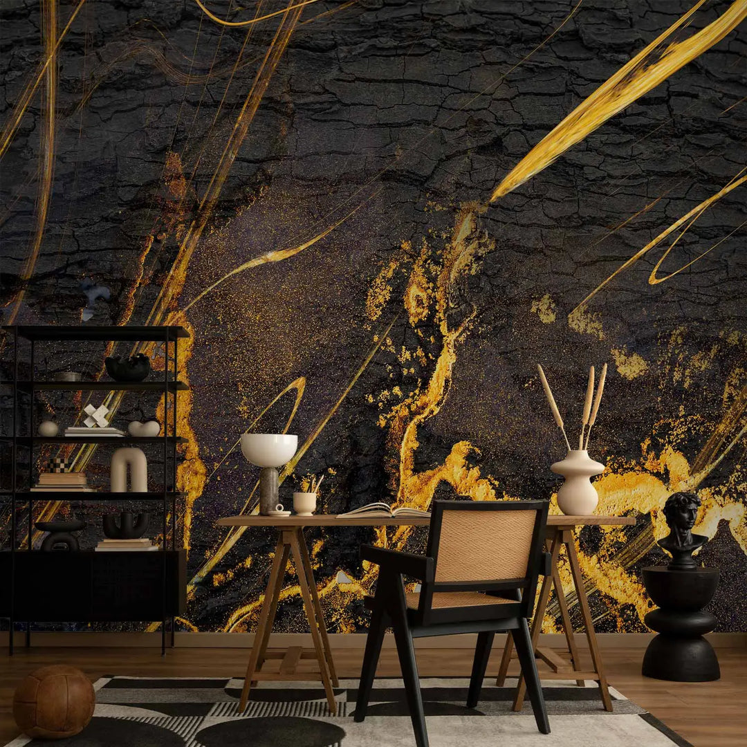 Abstraktne fototapeet tumedahalli ja musta söe tekstuuriga ning kuldse aktsendiga – elutoa interjööris