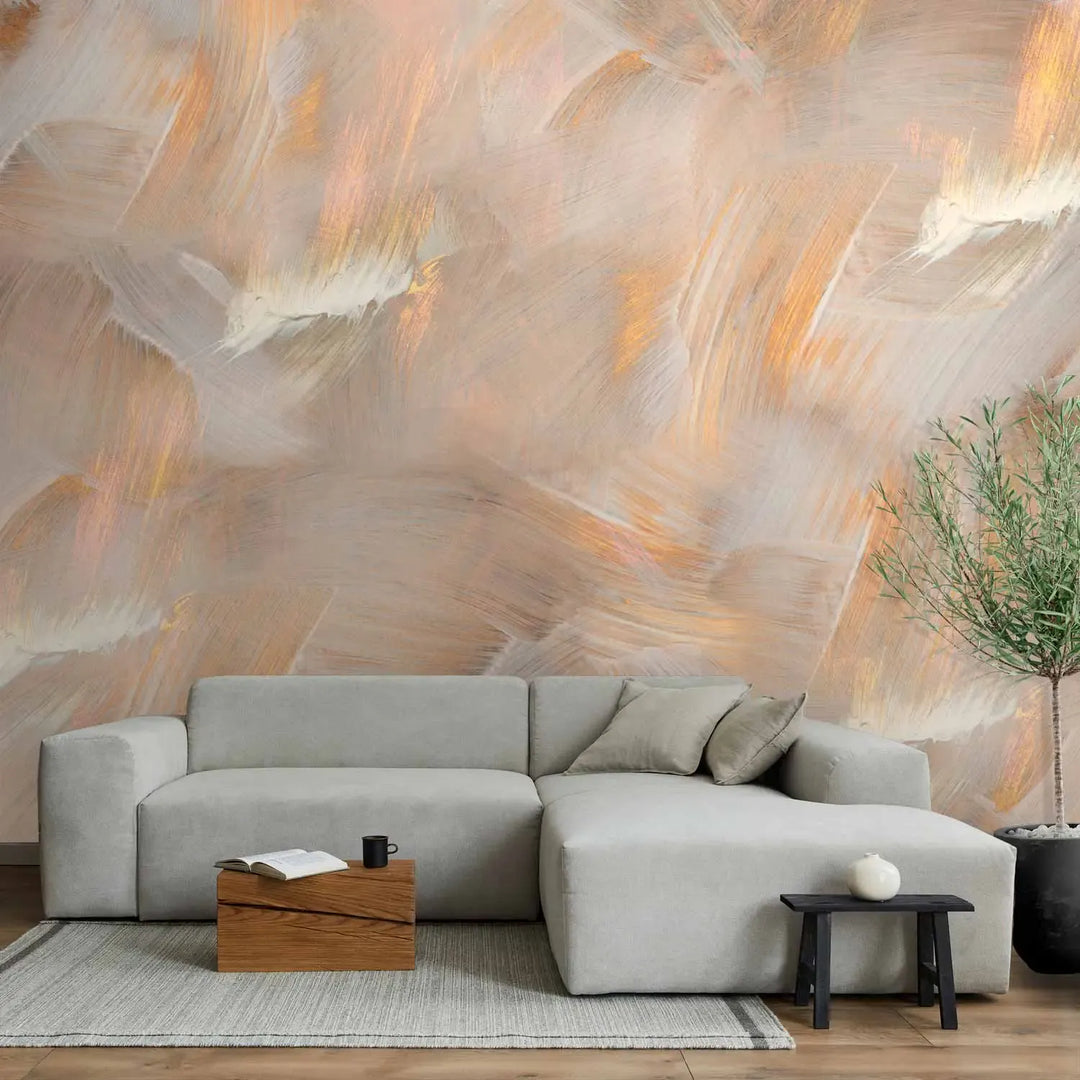 Абстрактные фотообои с динамичными, широкими мазками кисти в бежевых, кремовых и блестящих золотистых тонах, создающие художественно текстурированный и теплый дизайн стен.