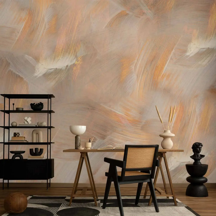 Абстрактные фотообои с динамичными, широкими мазками кисти в бежевых, кремовых и сияющих золотистых тонах — в гостиной