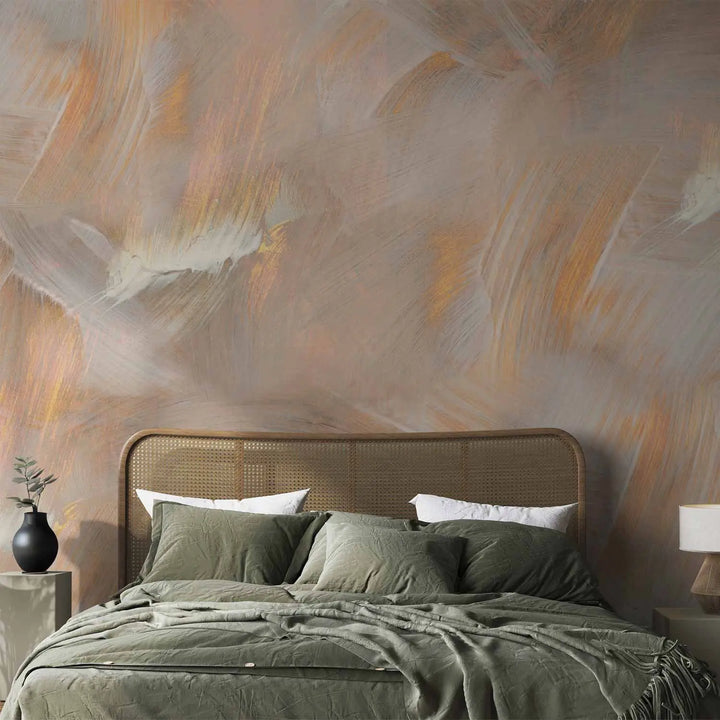 Абстрактные фотообои с динамичными, широкими мазками кисти в бежевых, кремовых и сияющих золотистых тонах — в спальне