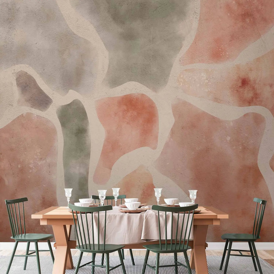 Abstrakti valokuvatapetti, jossa on suuria, orgaanisia mosaiikkimuotoja terrakotta-, beige- ja hillittyjen vihreiden sävyissä vaalealla taustalla, jossa on akvarelli- ja rappaustekstuuri.