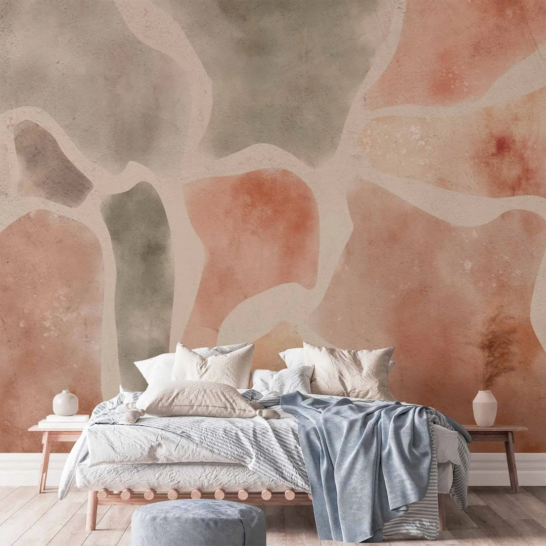 Abstrakti valokuvatapetti, jossa on suuria, orgaanisia mosaiikkimuotoja terrakottan sävyissä – makuuhuoneessa