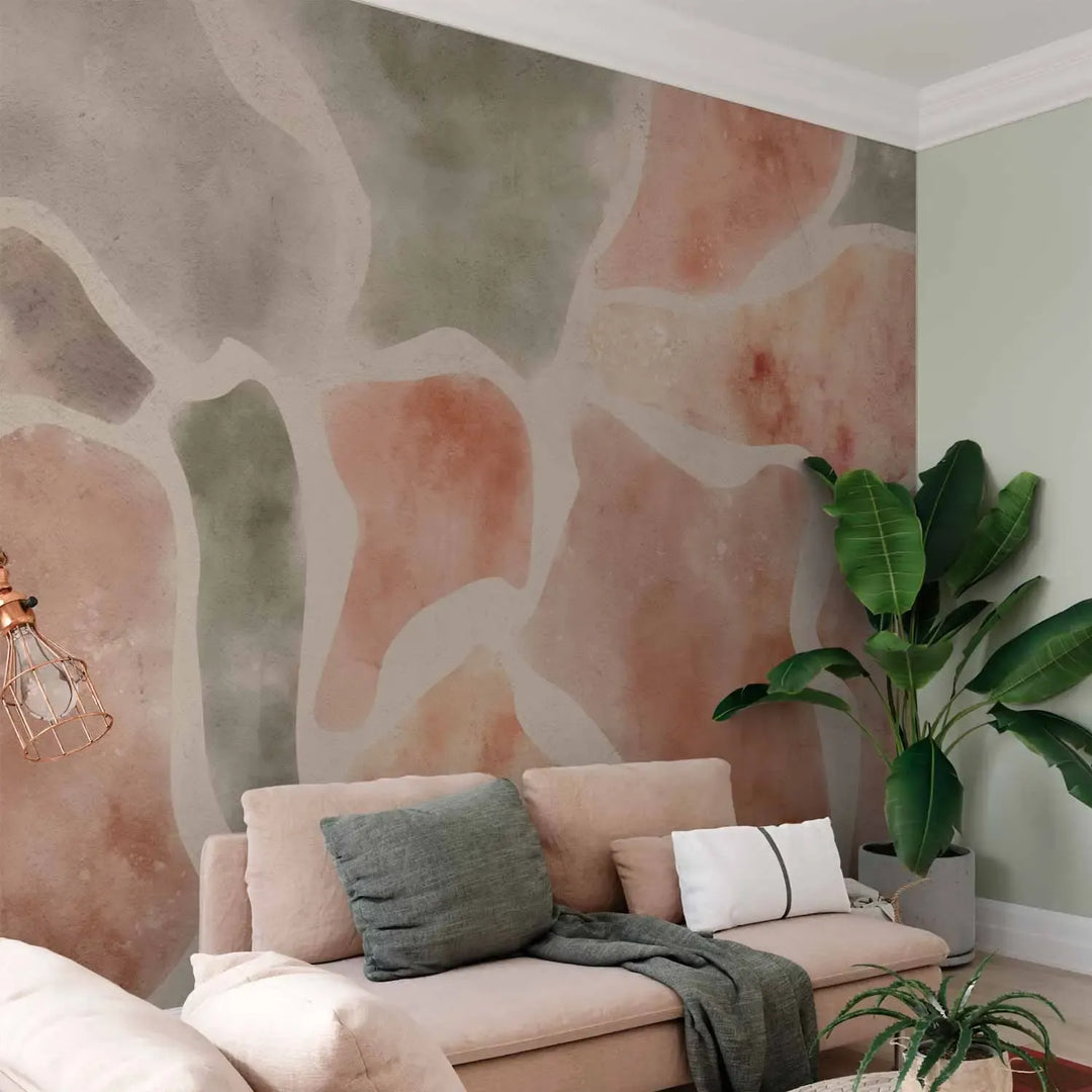 Abstrakti valokuvatapetti, jossa on suuria, orgaanisia mosaiikkimuotoja terrakottasävyissä – olohuoneeseen