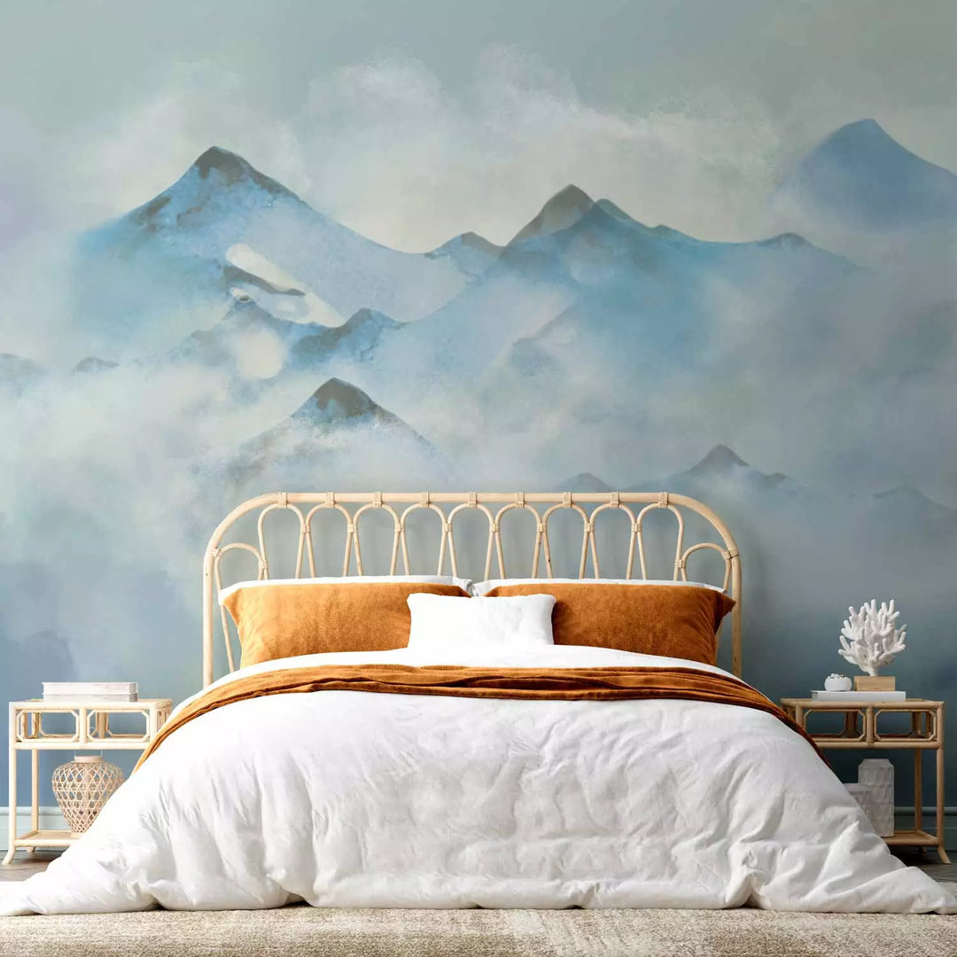 Fototapetes zilos toņos - kalnu ainava, kas klāta ar sniegu un miglu G-ART