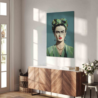 Frida Kahlo - Minimālistisks un ģeometrisks portrets uz zaļa fona, 152222, XXL izmērs Tapetenshop.lv