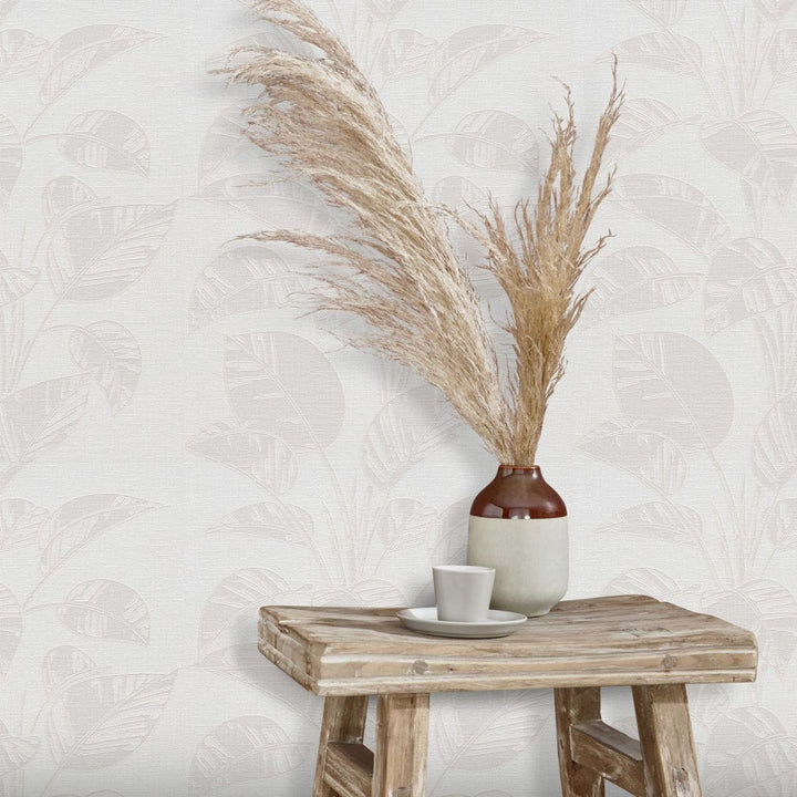 Light, almost white wallpaper with a textured surface and tropical leaf motif, 3772632