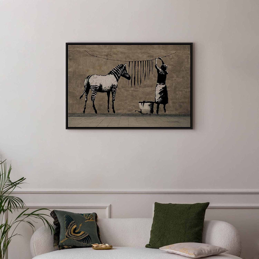 Glezna melnā koka rāmī - Banksy: Zebra uz betona - nopirkt G ART