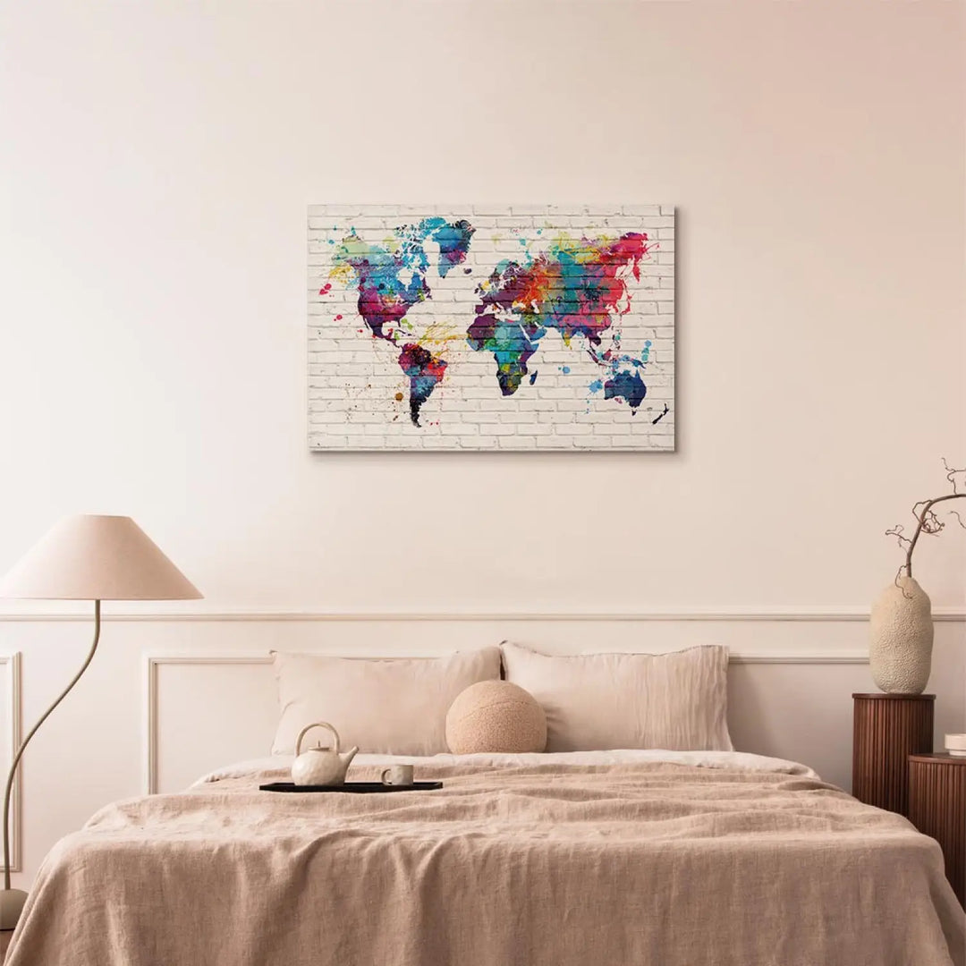 Glezna ar abstrakta pasaules karti uz pelēkas ķieģeļu sienas, 149954 ART XL