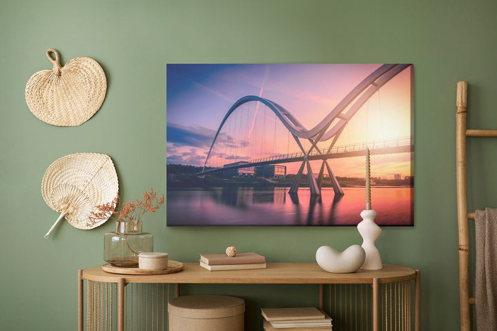 Kanva - Bezgalības tilts, Apvienotā Karaliste X-ART