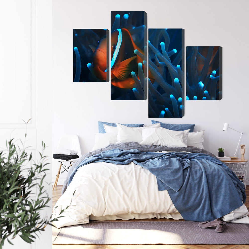 Kanva: Klauna zivs uz tumši zilā fonā X-ART