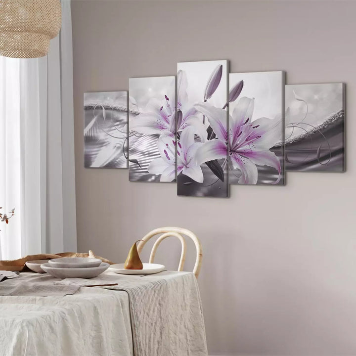 Glezna ar lilijām violetos toņos uz pelēka fona, 93795 ART XL