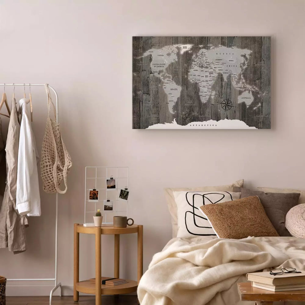 Glezna - Gaiši pelēka pasaules karte uz tumši pelēka koka ART XL