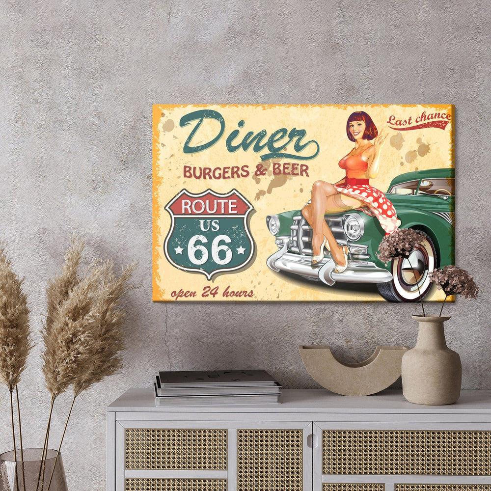 Kanva - Sieviete uz vintāžas automašīnas motora pārsega, N-2796 X-ART