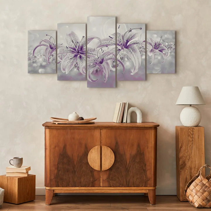 Glezna - Violeta grācija | Violetas lilijas uz pelēka fona (x5), 91223 ART XL