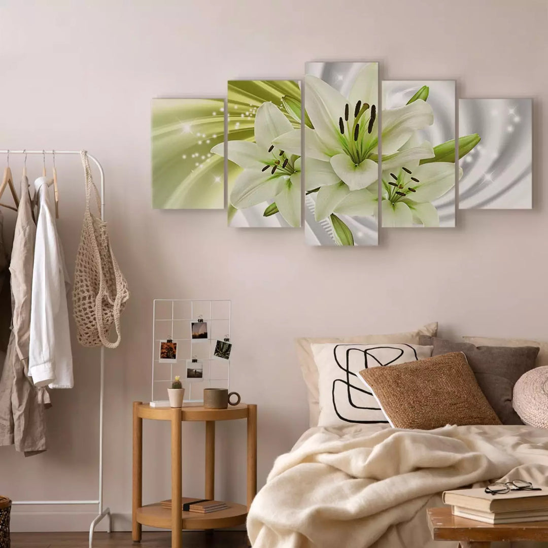 Kanva - Zaļš mirdzums | baltas lilijas uz zaļa un abstrakta pelēka fona ART XL