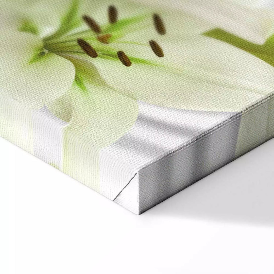 Kanva - Zaļš mirdzums | baltas lilijas uz zaļa un abstrakta pelēka fona ART XL