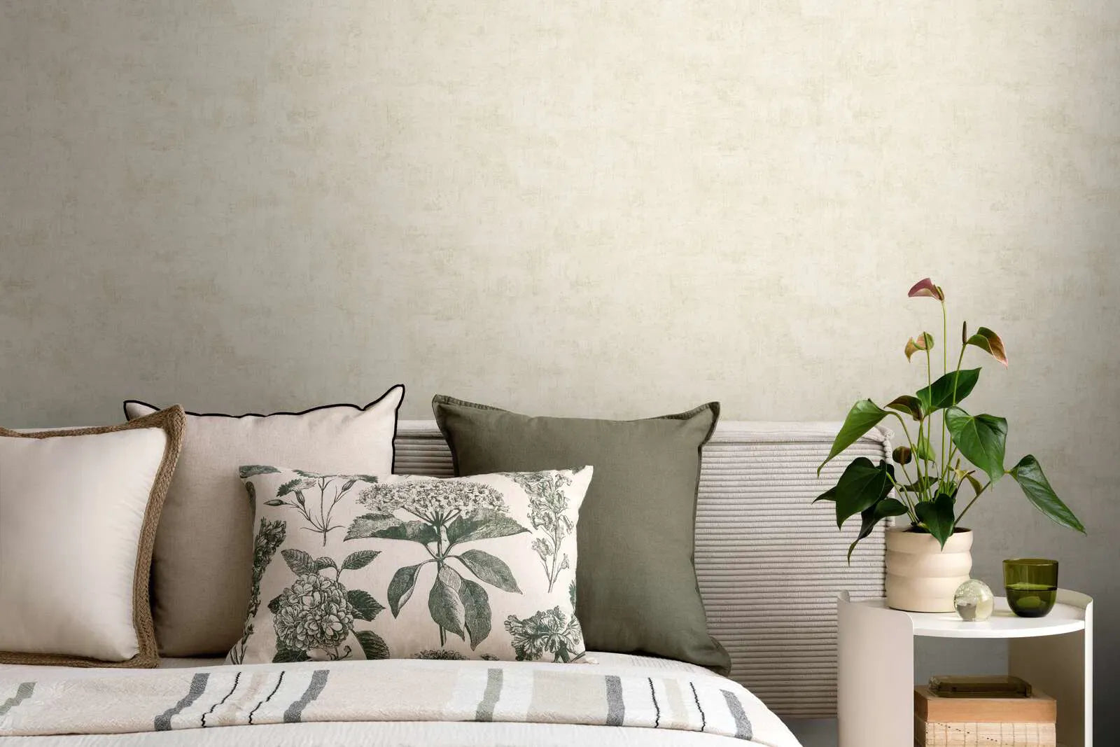 Gaiši zaļas gludas un matētas tapetes mierīgā un dabiskā viesistabas dizainā. SKU: 3011741, AS Creation.