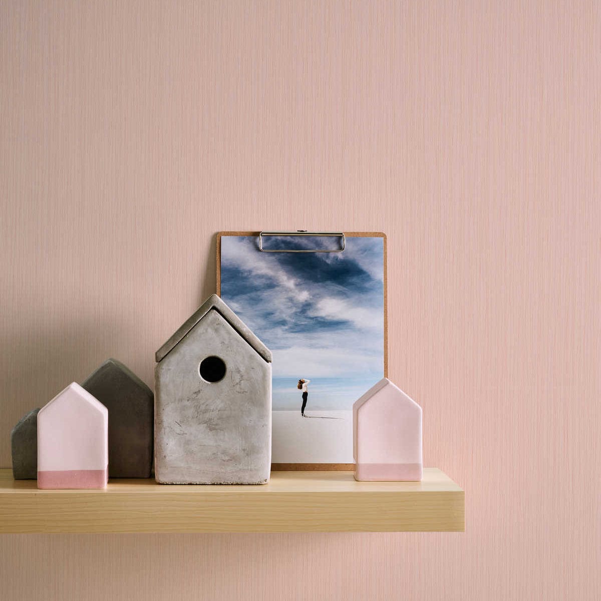 Tapetes aprikožu toņos ar teksturētu rakstu un līniju dizainu 378255 AS Creation