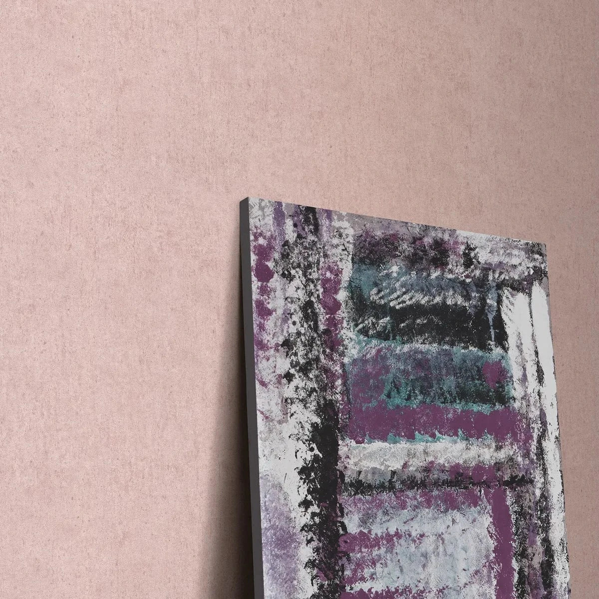 Rozā matētas tapetes ar apmetuma efektu – ideja interjeram Erismann