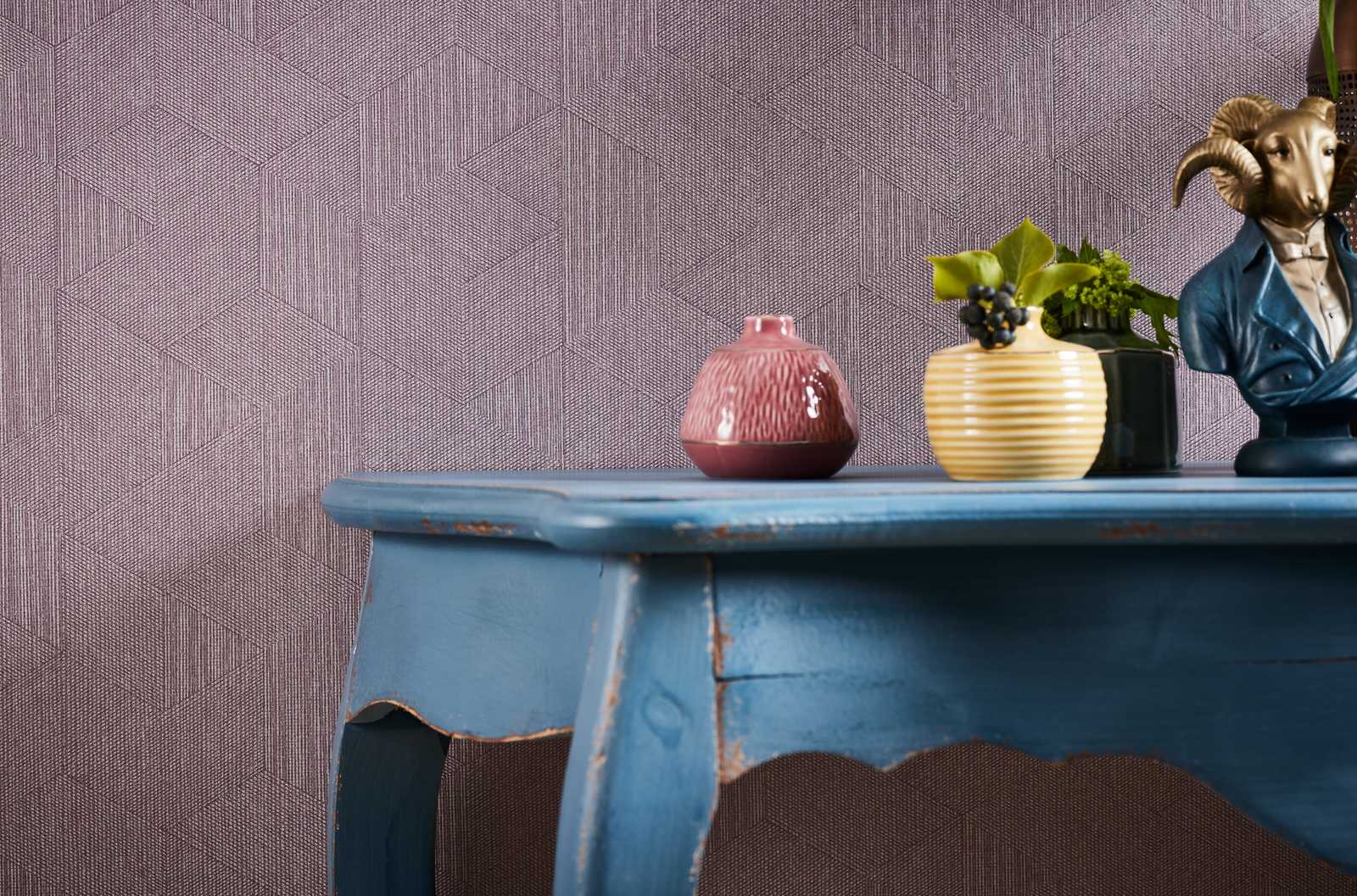 Tapetes ar grafisku rakstu un mirdzuma efektu violētos toņos - 1335500 AS Creation