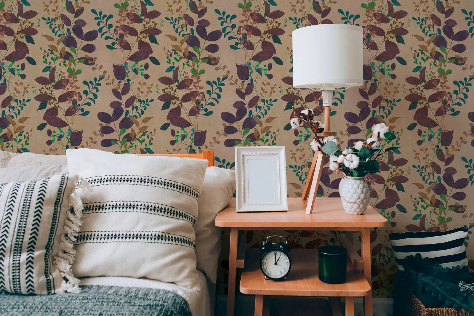 Brūnas tapetes ar lapām harmoniskā krāsu spēlē rudenīgā viesistabas dizainā. SKU: 3012473, AS Creation.